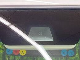 【ホンダセンシング】走行中に前方の車両等を認識し、衝突しそうな時は警報とブレーキで衝突回避と被害軽減をアシスト。より安全にドライブをお楽しみいただけます。