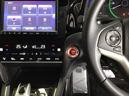 ホンダ純正メモリーナビ搭載なので、遠方へのドライブもお任せ下さい！ステアリング左手側にオーディオ関連のコントロールスイッチを配置しています。操作時は視線を逸らすことなく運転に集中できます