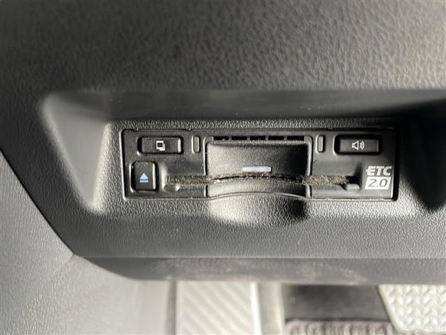 【ETC】有料道路を利用する際に料金所で停止することなく通過できる、ETC車載器（ノンストップ自動料金収受システム機器）が装備されています。セットアップを行うことで利用可能になります。