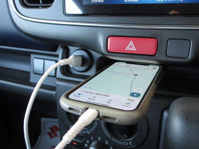 オーディオ下のUSBソケットにスマホを有線接続でAppleCarPlay・AndroidAuto使用可能☆無料保証付き販売車です！　☆全国どこへでも！　陸送可能（有料）ですので、県外の方も是非ご相談ください！