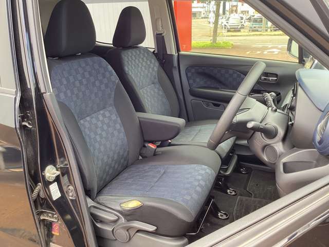 広く快適な運転席周りです。