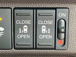 今やミニバンの定番装備となりつつある【両側電動スライドドア】運転席よりボタンひとつで開閉可能なスライドドアです。雨の日のお迎えなどに役立ちますね。