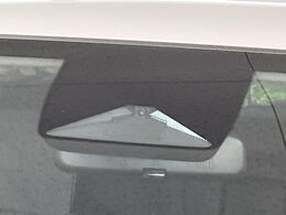 【ホンダセンシング】走行中に前方の車両等を認識し、衝突しそうな時は警報とブレーキで衝突回避と被害軽減をアシスト。より安全にドライブをお楽しみいただけます。