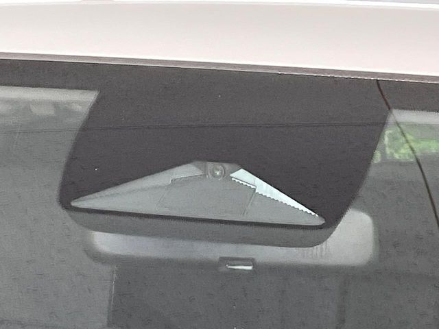【ホンダセンシング】走行中に前方の車両等を認識し、衝突しそうな時は警報とブレーキで衝突回避と被害軽減をアシスト。より安全にドライブをお楽しみいただけます。