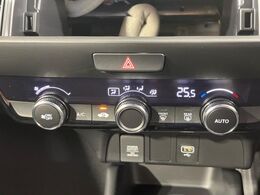 【オートエアコン】一度お好みの温度に設定すれば、車内の温度を検知し風量や温度を自動で調整。暑い…寒い…と何度もスイッチ操作をする必要はありません。快適な車内空間には必須の機能ですね♪
