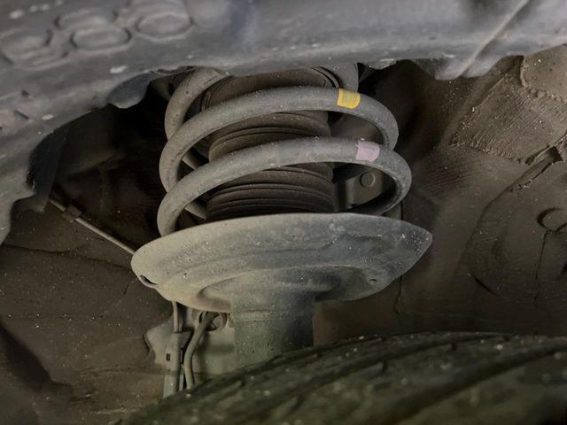 お車を安心してお乗りいただく為には、足回りの定期点検が欠かせません。サービスサポート（有償保証）では無料点検もご提供しており、安心のカーライフをお過ごしいただけるサポート体制が整っています。