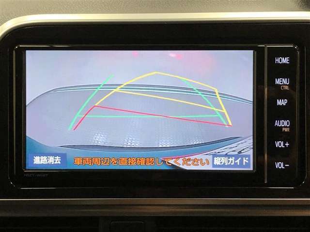 【バックガイドモニター】後方の映像をナビ画面に表示するだけでなく、ステアリング操作に連動して動くガイド線も同時に表示！予想進路の確認をしながら後退できるので便利です！
