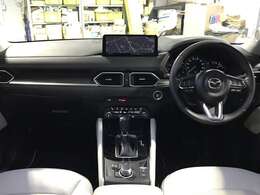 快適な室内空間が広がります。デザイン性と操作性を両立したインテリアでドライバーを飽きさせません☆