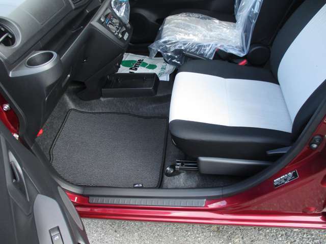 シートももちろんクリーニング済み！カーペットクリーナーと専用の洗剤を使って綺麗にしますので臭いもしっかりと除去！