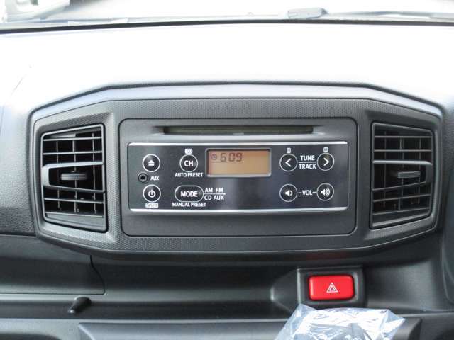 こちらの車両はオーディオがついています！CDとラジオが利用できます。