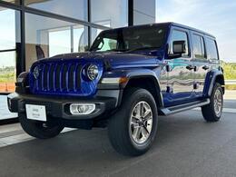 jeepブランドの象徴である、7スロットグリルや台形のホイールアーチが特徴です。