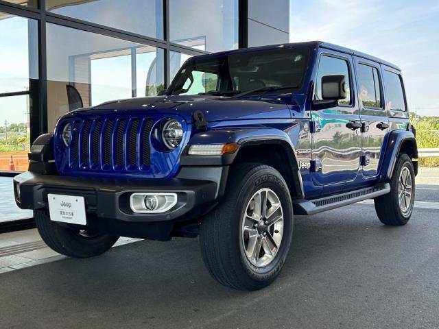 jeepブランドの象徴である、7スロットグリルや台形のホイールアーチが特徴です。