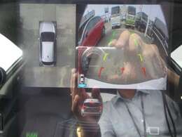 お車を上から見下ろしたような視点で駐車できる便利なマルチビューモニターも装備しています！