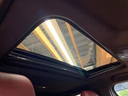 【サンルーフ】開放感たっぷりの希少装備、サンルーフが装着されています！車内に明かりを取り入れたり景色を楽しむ以外にも、車内の空気も簡単に換気できて快適です！
