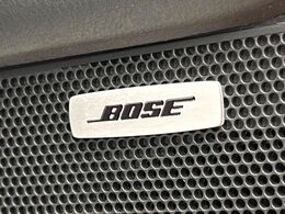 【BOSEサウンドシステム】メーカーオプションの高品位サウンドシステムを搭載。専用のチューニングが施された大小様々なスピーカーから良質なサウンドが奏でられ、臨場感あふれる音響空間を演出します。
