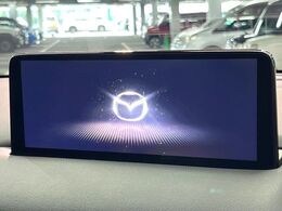 【10.25インチマツダコネクト】車内の雰囲気にマッチした大型ディスプレイ。スマホ接続でのナビ使用やBluetooth再生等、様々な機能が楽しめます。直感的なダイヤル操作が可能で、使い勝手も良好です。