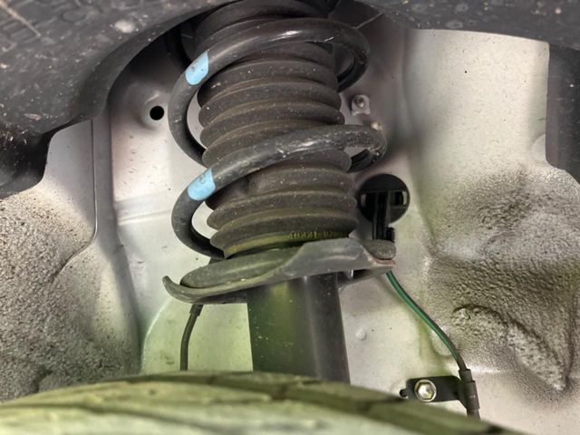 お車を安心してお乗りいただく為には、足回りの定期点検が欠かせません。サービスサポート（有償保証）では無料点検もご提供しており、安心のカーライフをお過ごしいただけるサポート体制が整っています。