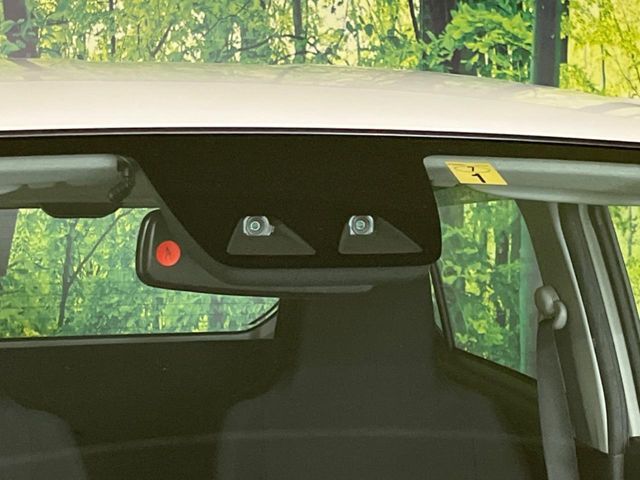 【スマートアシスト】走行中に前方の車両等を認識し、衝突しそうな時は警報とブレーキで衝突回避と被害軽減をアシスト。より安全にドライブをお楽しみいただけます。
