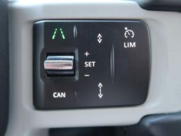アダプティブクルーズコントロールは、前方の車両の速度に合わせて安全な車間を保ち、先進のクルージングをサポート。安心ができ、より快適なドライブをサポートいたします。