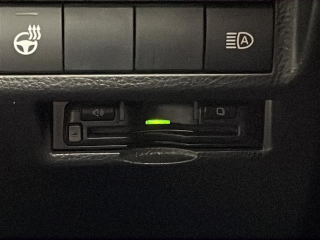 【ETC】有料道路を利用する際に料金所で停止することなく通過できる、ETC車載器（ノンストップ自動料金収受システム機器）が装備されています。セットアップを行うことで利用可能になります。