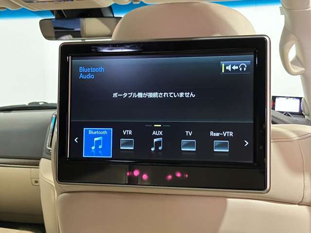 後部座席用の画面付きで、お子様や長時間の長旅など快適にお過ごしできます☆