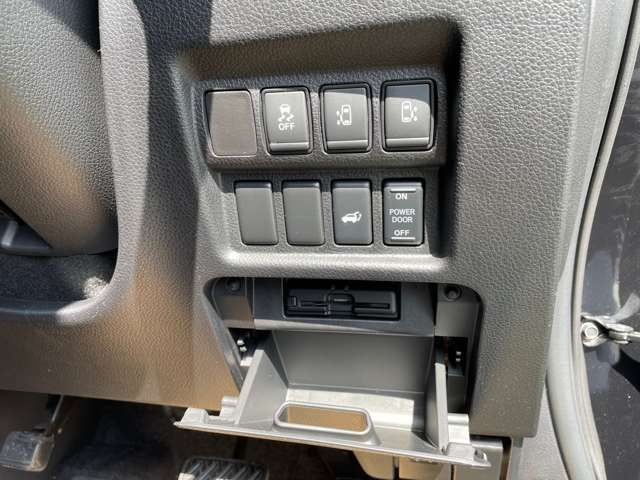 ETC2.0は運転席右下の小物入れ内に隠れてるので、安全性もあがります。