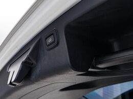 ボタン1つで自動開閉するパワーテールゲート搭載！ドアを上げ下げすることなく楽々開閉。開ききった状態の高さも任意の位置で設定できるので、普段お使いの車庫などでもぶつける心配はありません♪