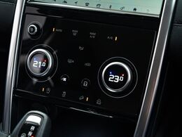 高い走破性が魅力のディスカバリースポーツ。それを実現するテレインレスポンスには「オンロード」「草/砂利/雪」「泥/轍」「砂地」のモードを搭載！地形や天候に左右されない足元の確かさを実感ください。