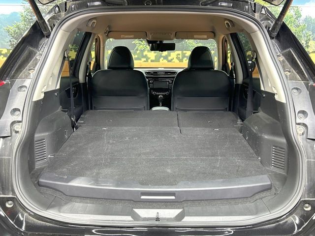 後席を格納すると、これだけの広さが！シーンに合わせたシートアレンジで、大きな荷物も積むことが出来ます♪