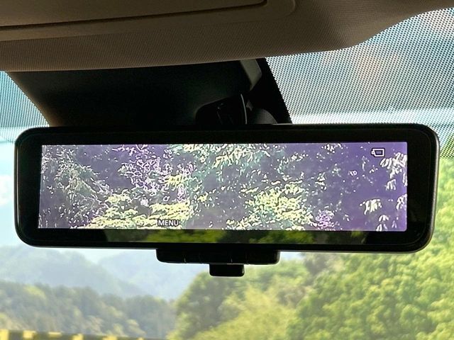 【インテリジェントルームミラー】後席の大きな荷物や同乗者で後方が確認しづらい時でも安心！カメラが撮影した車両後方の映像をルームミラー内に表示。クリアな視界で状況の確認が可能です！