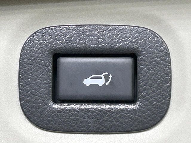 【パワーバックドア】スマートキーや運転席のボタンを押すだけでリアゲートが自動で開閉します！荷物を持っている時や、高い位置にあるバックドアを閉める際に便利な機能です♪