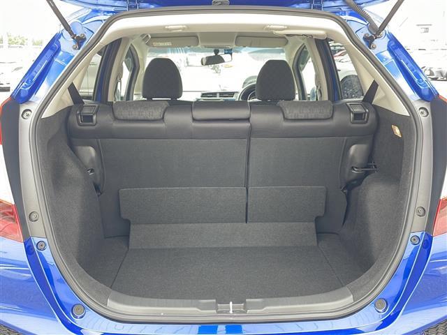 【トランク】積み込みやすくて、たっぷり積める荷室です。シートアレンジできるものは、乗車人数と荷物の量や大きさによってシートを動かすことができるので、より快適なドライブが可能です！