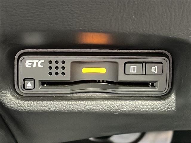 【ETC】有料道路を利用する際に料金所で停止することなく通過できる、ETC車載器（ノンストップ自動料金収受システム機器）が装備されています。セットアップを行うことで利用可能になります。