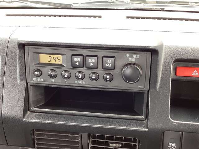 AM/FMラジオが装備されています