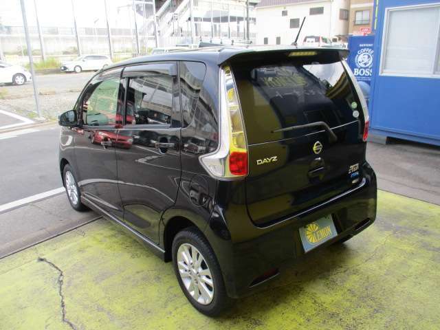 当社は全車に外装・内装クリーニング済み！！外装の磨きと室内クリーニングを施したお車です。ピカピカのお車を是非店頭でご確認下さい。