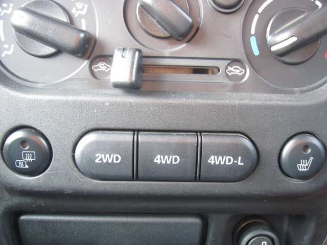 4WDの切替もボタンで簡単！！　シートヒーターも装備しています！！