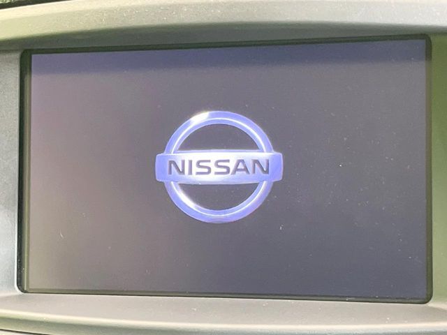 【メーカー純正ナビ】インテリアに溶け込むスタイリッシュな「専用設計」メーカーナビを装備♪視認性や操作性など基本性能にも優れ、より上質なカーライフをお楽しみいただけます。