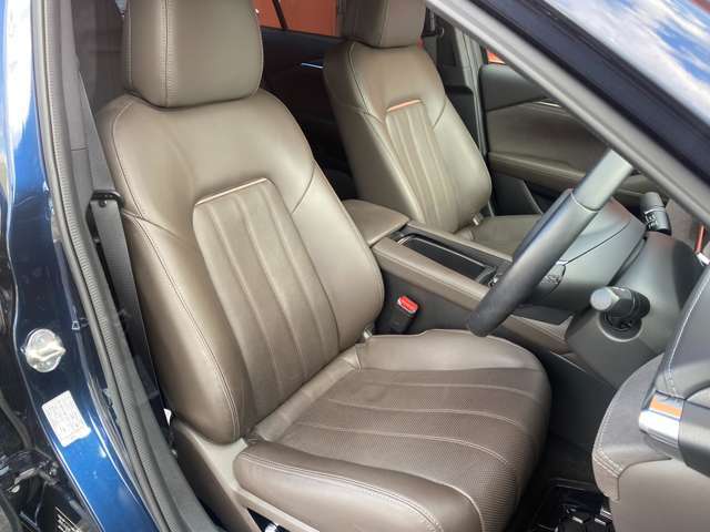 車内清掃はヒダカ　アルカリ電解水を使って仕上げます。除菌・消臭効果があり、汚れを分解したあとは水になるので、人体への影響もございません。さらに市販のアルカリ電解水と違い塩化ナトリウムも一切含みません☆