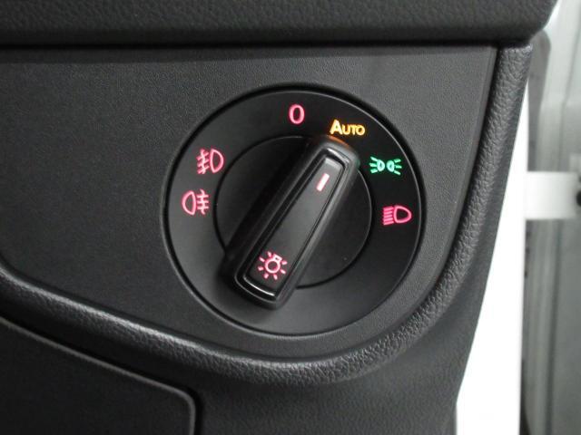 省電力、長寿命を両立するLEDヘッドライト。日中の自然光に近いLEDの光がより明るく夜道を照らし、ドライバーの疲労を軽減します。