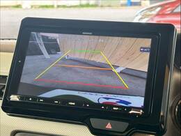 【カラーバックモニター】を装備しております。リアの映像がカラーで映し出されますので日々の駐車も安心安全です。