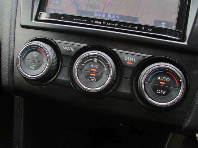 Bプラン画像：エアコンは左右独立型となっておりますので運転席側と助手席側で別々の温度に調節が可能です♪パネルやスイッチ類にキズや汚れ等も無くとてもキレイな状態です♪