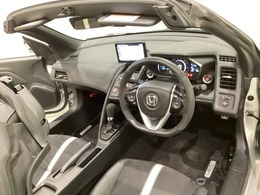 車内は光触媒抗菌消臭施工済です。スタイリッシュなデザインでスポーティなインパネ周りを演出します。グローブボックスやトレーなどコンパクトにまとめた収納スペースが付いています。