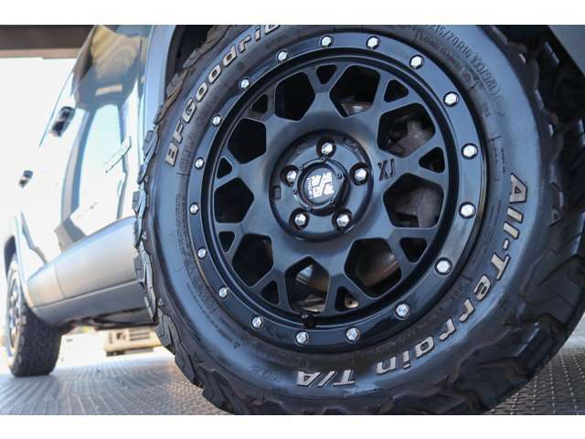 （社外品）MLJ製EXTREME-J　XJ04ホイール（マットブラック）・BFGoodrichホワイトレター17インチタイヤ装備！レネゲードに良く映える足回りです！