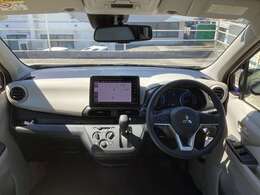 シフトレバーをダッシュパネルセンターに装備。運転席、助手席の足元すっきり！