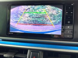 【バックカメラ】駐車時に後方がリアルタイム映像で確認できます。大型商業施設や立体駐車場での駐車時や、夜間のバック時に大活躍！運転スキルに関わらず、今や必須となった装備のひとつです！