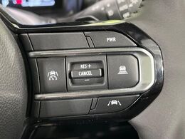 【アダプティブクルーズコントロール】高速道路での長距離走行が楽に！！自動で速度を保つクルーズコントロールが、衝突軽減システムと連携し、前方の車両を感知して車間を保つように速度調節してくれます！！