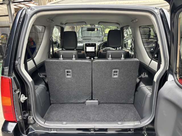 ★トランクからの一枚です★2列目を倒せば荷物も沢山積み込めます(^^)内装は、専任のスタッフが真心込めて丁寧に仕上げをしておりますので、ピカピカに仕上がっております。