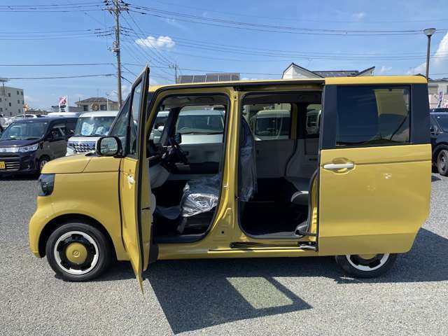 ☆当店商品の特徴☆　登録がされているお車で走行距離は10キロほどで誰も乗っていない車です！展示車はキズが付いてしまう場合もあるので直接ご確認くださいませ。