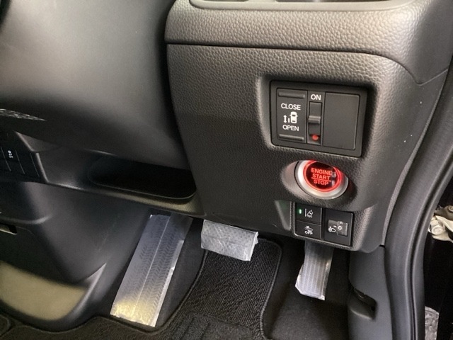 スマートキーシステム搭載ですので、ハンドル横のスイッチを押せば、エンジンスタート！