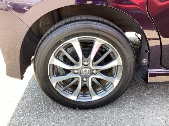 純正アルミホイールです。足元が引き立つので、車全体のイメージがアップしますよ！